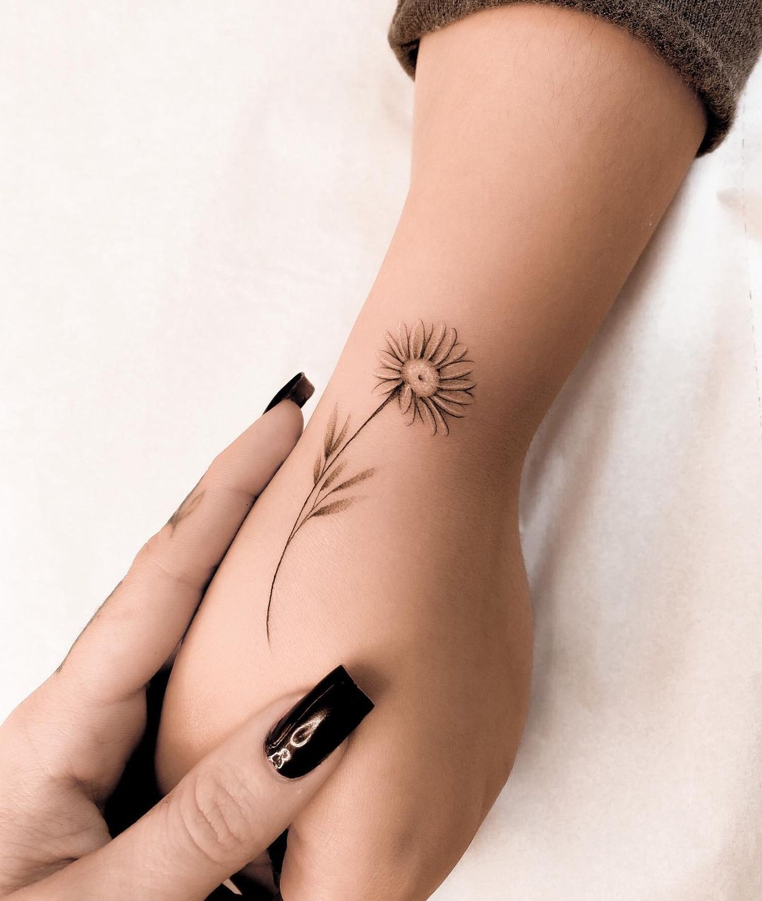 21 Stylish Side Finger Tattoos