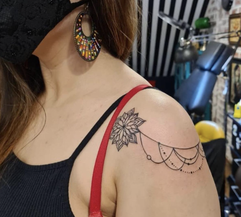 70 Beautiful Shoulder Tattoos For Women with Meaning