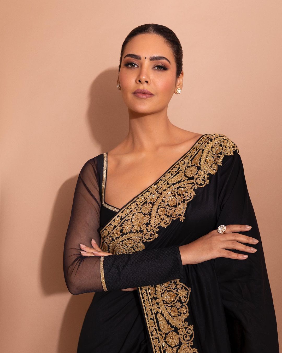 Sara Tendulkar's Shimmery Black Saree Give A Sassy Spin To Wedding Season -  News18