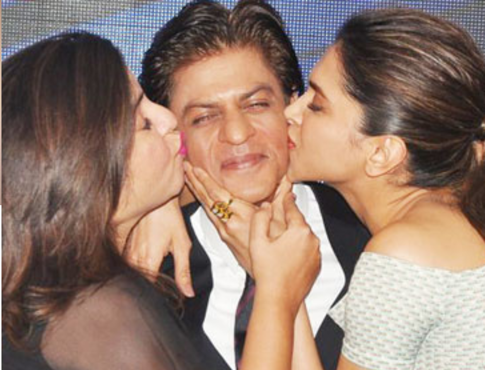 A Woman Forcefully Tried To Kiss Shah Rukh Khan And The Internet Is Livid Indias Largest 