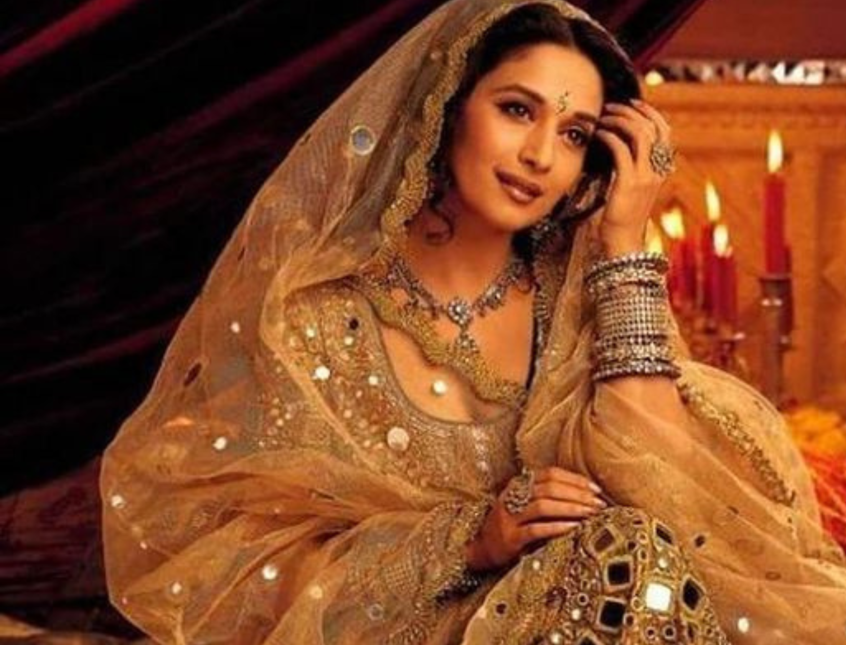 The Fascinating Story Behind Madhuri Dixit’s 10Kg Lehenga From Devdas ...