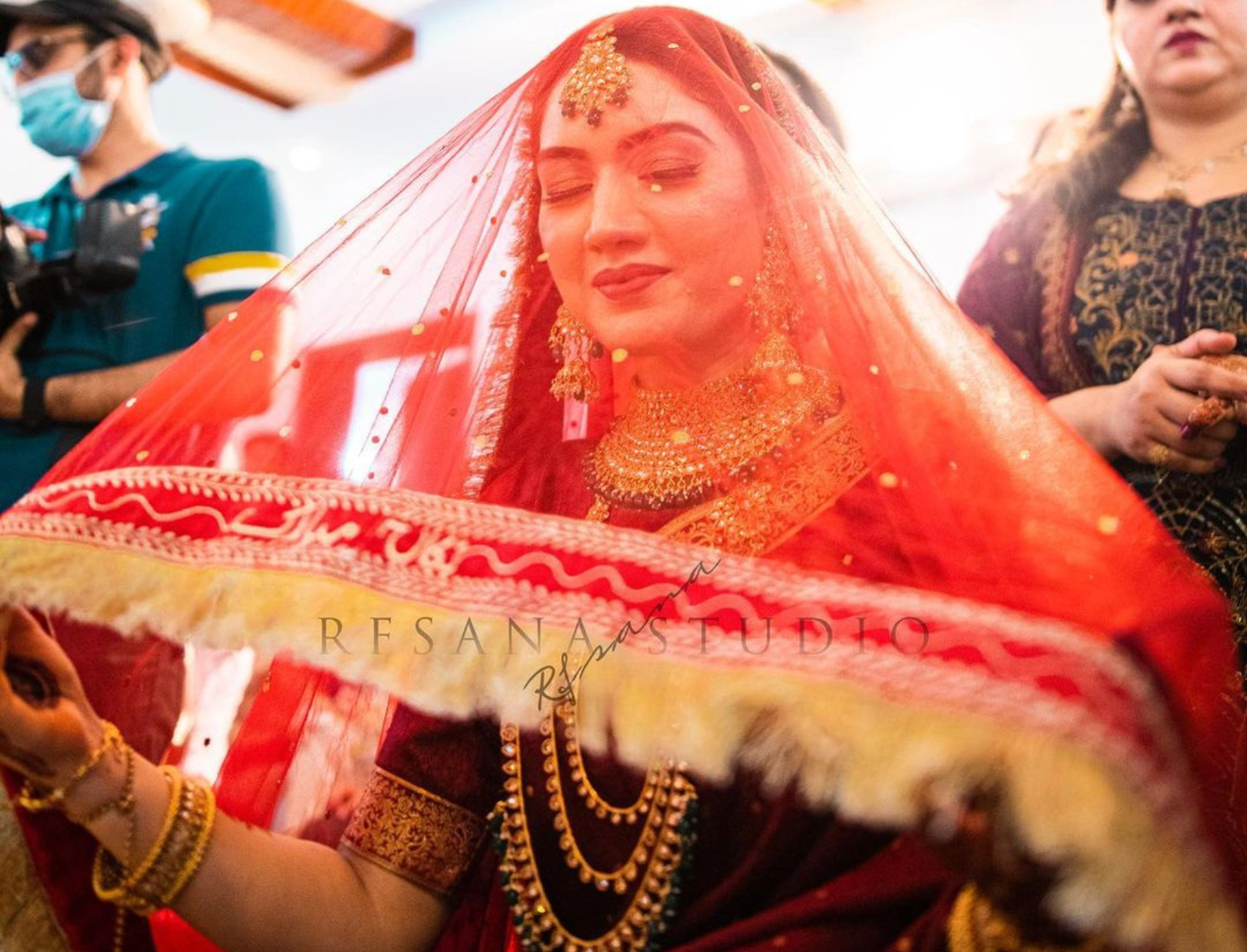 Stunning! This Pakistani Bride Wore A Red Saree &amp; Kaleeras For Her Nikah