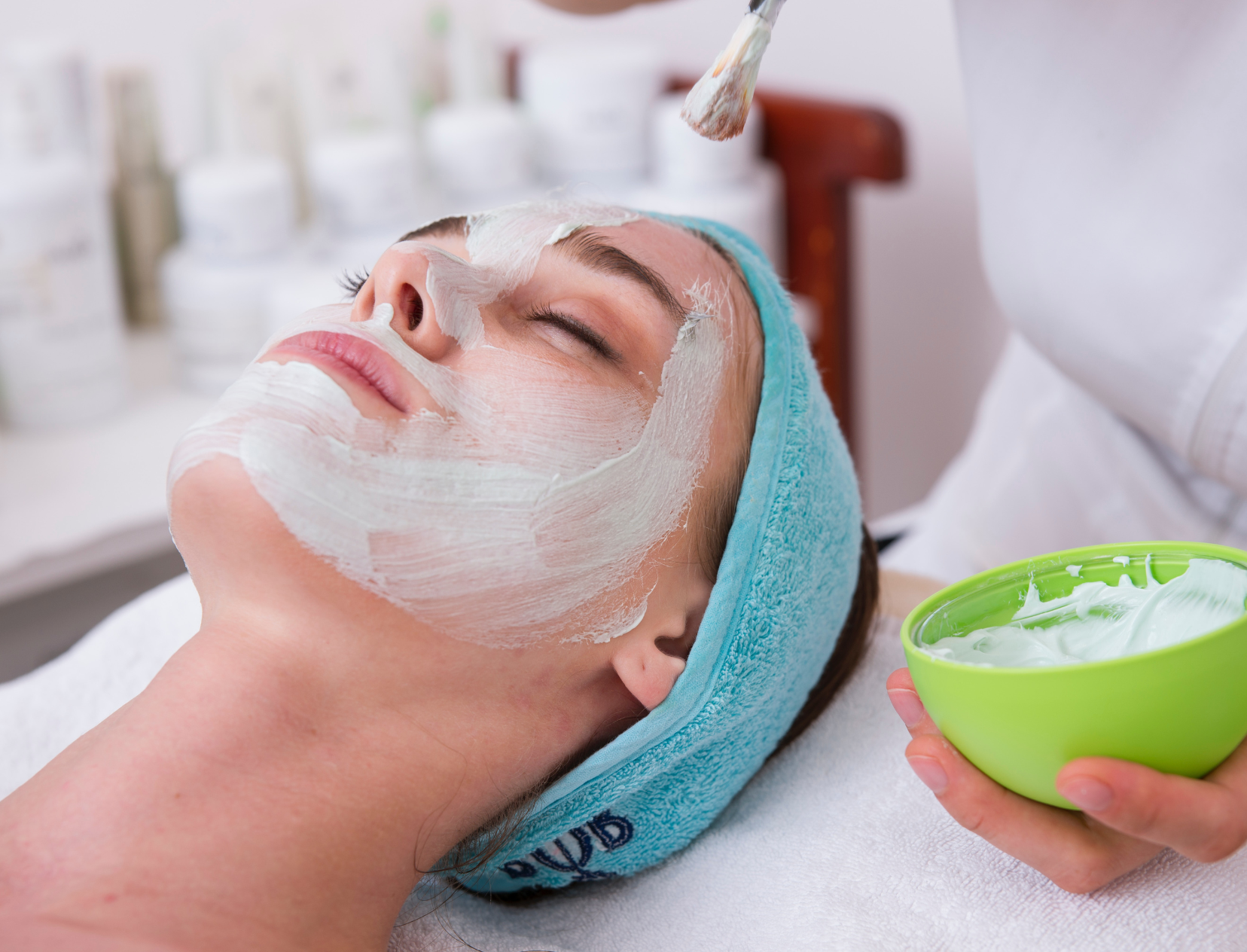 5 Bizarre Facials You Won&#8217;t Believe Celebrities Tried