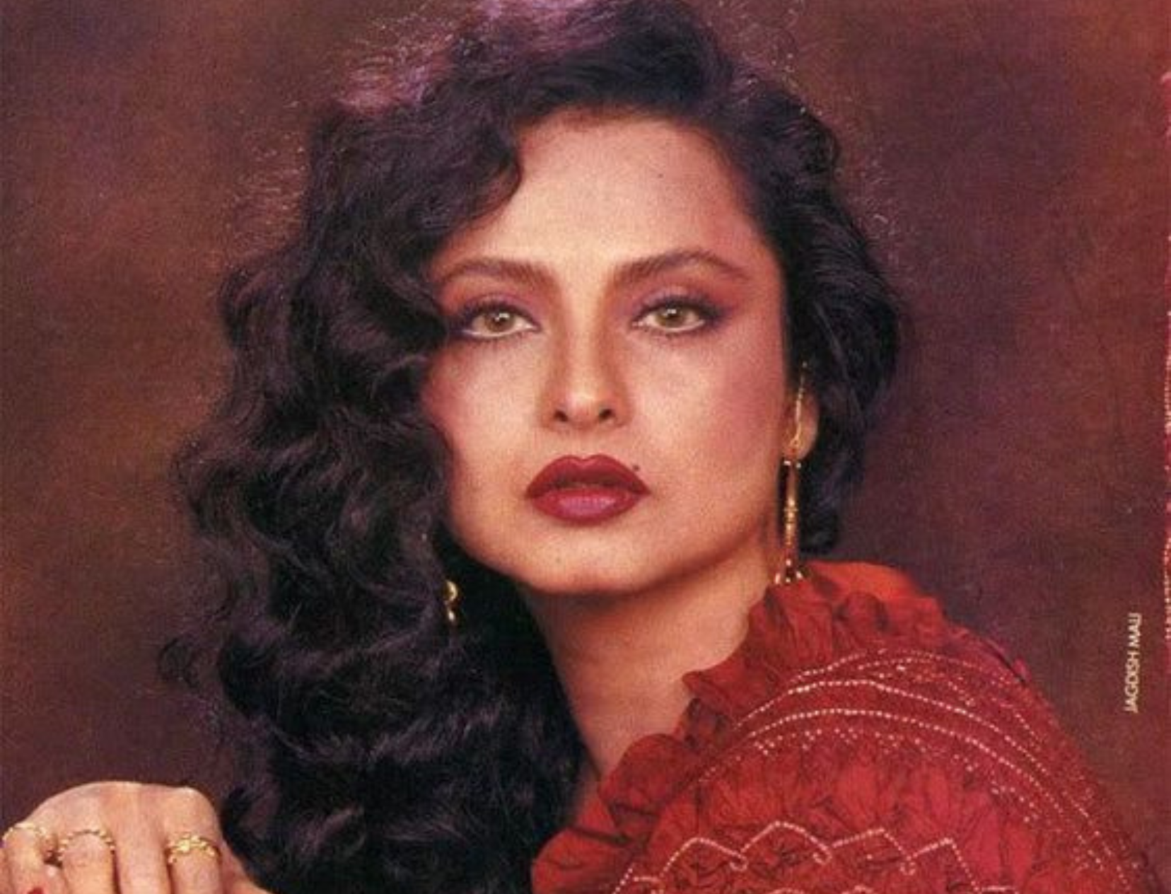 5 Beauty Trends That Defined Rekha&#8217;s IT Girl Image